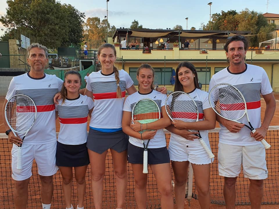 Le tenniste del Cus che hanno sfiorato la A2 lunedì premiate dal presidente