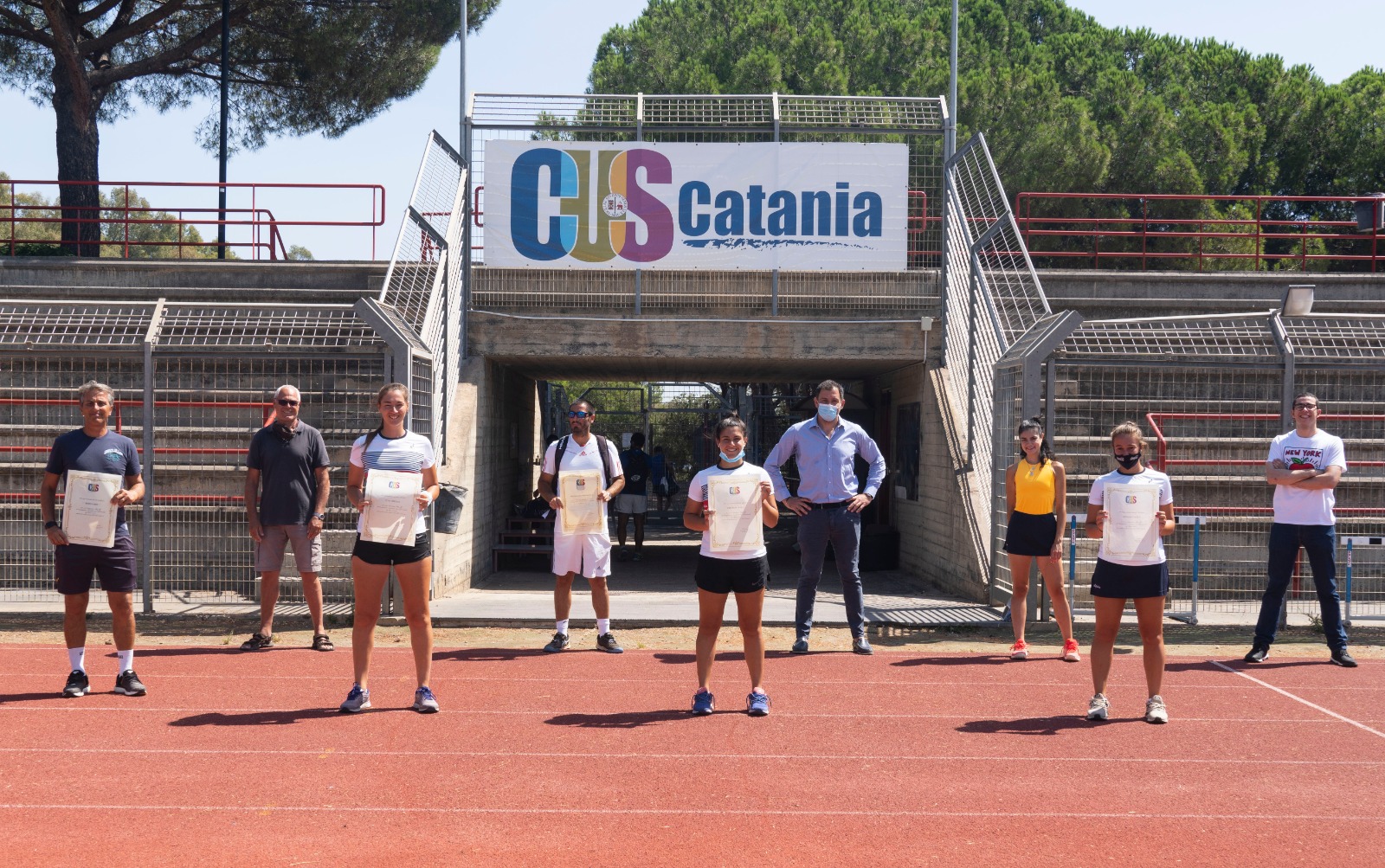 Il presidente Mazzone ha premiato le tenniste del Cus