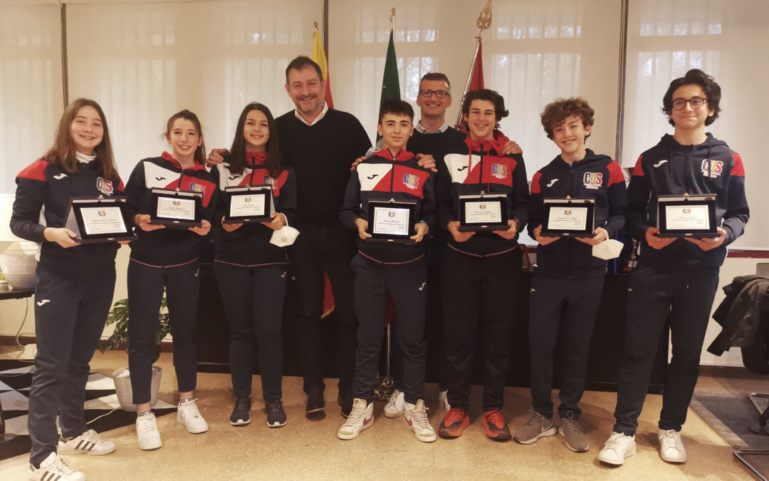 Il presidente Mazzone premia i giovani schermidori che hanno portato il CUS sul tetto d’Italia