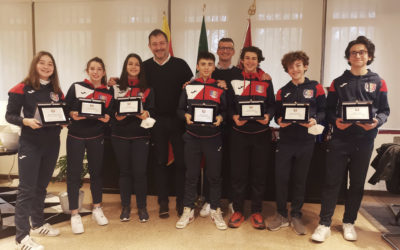 Il presidente Mazzone premia i giovani schermidori che hanno portato il CUS sul tetto d’Italia